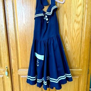 I already wore this for a photo shoot, so I don’t need it anymore.